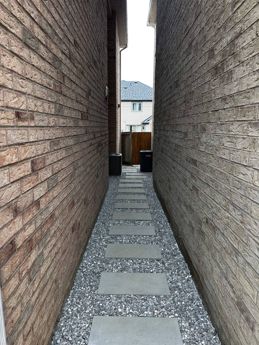 Side yard stepping stones set in gravel